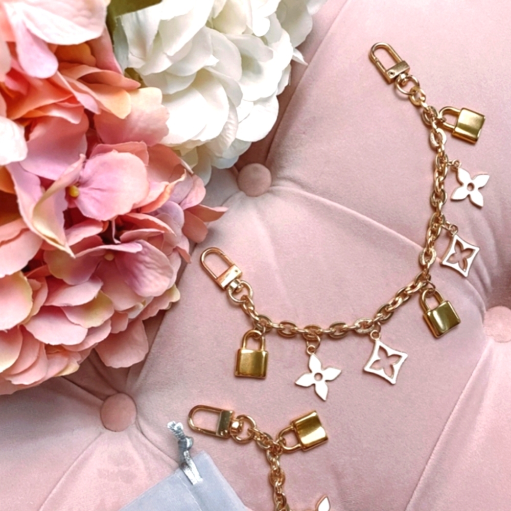 Blanc Fleur Padlock Handbag Charm